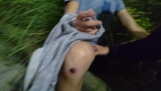 Lo zio si masturba e succhia il nipote davanti al viale