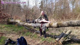 Chica atada a un tronco en un bosque público: ¡control de la respiración y más! - ¡Vista previa!