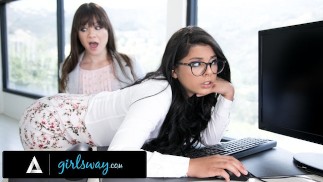 GIRLSWAY - Boze dominante baas heeft incompetente rookie IT Gina Valentina nodig om haar te bevredigen