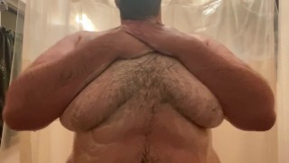 Играю со своими тетами в душе