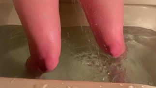 Nesnáším, aby byla moje sestra nablízku, a tak se vyčůrám do vany
