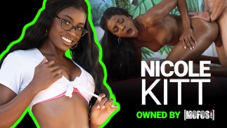 Mofos - Vollbusiges Babe Nicole Kitt Genießt Einen Guten Harten Fick Von Charles Draußen Unter Einem Idyllischen Pavillon