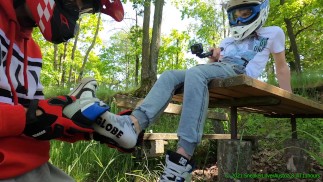 Profiter de DC d’un ami, chaussettes usées, pieds - Partie 1 (La version complète arrive sur OF dans quelques semaines)