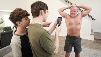 Stieffamilie Dick-Junge Twinks Entdecken Die Nacktbilder Ihres Stiefvaters Und Ihre Großen Schwänze Werden Erregt