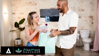 NURU MASSAGE - Coco Lovelock faz sexo incrível com o namorado durante o presente surpresa