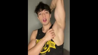 Fitness chlapec, čichající její podpaží