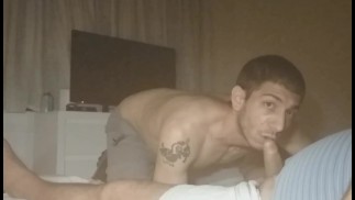Succhiare il cazzo del mio patrigno mentre è