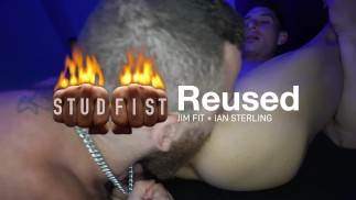 FFisting Bottom obtém o cum ffucked fora dele para studfist
