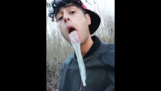 Twink używa prezerwatywy wypełnionej spermą po ruchaniu jak gumy balonowej i zakłada prezerwatywę na język