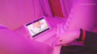 Kawaii dziewczyna masturbuje się po zajęciach, oglądając lesbijskie hentai, aż tryska i sika