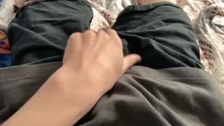 TEEN CUM PRIMA DI TOGLIERSI I VESTITI