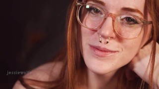 Hot ruiva sabe que você é fraco para gengibres... diga para você se despir e se masturbar