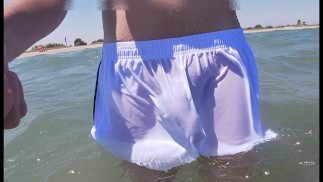 ショートパンツに濡れるとビーチの人がびっくりする
