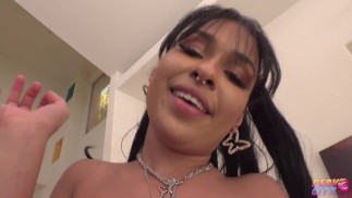 La petite Latina Ryder Rey Cums dur avec une bite dans le cul