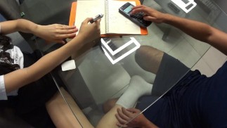 Paja con el pie con calcetines mientras estudia - Hot-Fetish