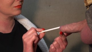 Amatorska mamuśka pali dwa papierosy i napletek bawi się w cios ze spermą w ustach