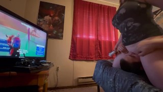 Eu deixei minha esposa usar meu rosto como uma cadeira de jogo dizer que ela goza duro jogando quinzena