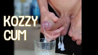 Eine riesige Spermaladung in einem Glas wichsen und Sperma trinken