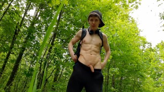 turista sexual en bosques públicos