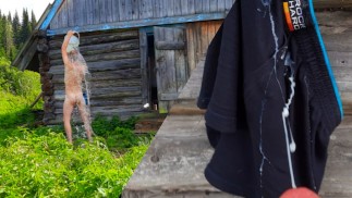 Un garçon du village s’est aspergé d’eau le matin et a libéré le sperme accumulé sur son boxeur