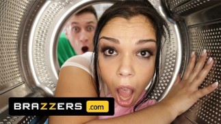Brazzers - Sofia Lee reste coincée dans la sécheuse et finit par avoir un plaisir anal