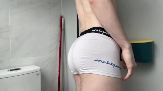 初めて私の大きなペニスで私のお尻を披露