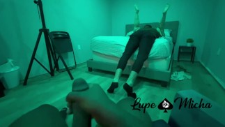 Black marido cornudo mira esposa folla a un chico blanco colgado
