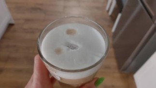 Marido corno bebe café com esperma depois que a esposa chupa seu amigo e creampie oral