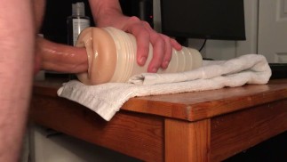 Heißer Kerl Stöhnt Und Fickt Fleshlight Bis Zum Abspritzen - Solo Männlich Masturbieren