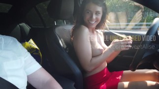 Omg！ベイブは運転中にNAKEDを取得します!仲間の旅行者の前で!