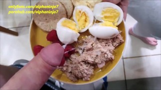 Manger du sperme sur ma nourriture - a besoin de s’habiller