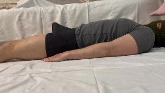 前後に踏みつけ歩く。頭から鼠蹊部まで。