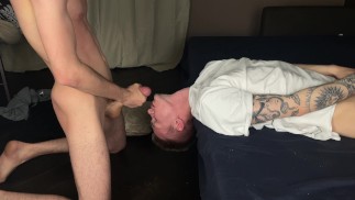 Hommade Deepthoat ficken und ins Gesicht spritzen