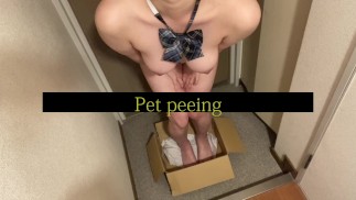 Čůrání dívky chované jako domácí mazlíček
