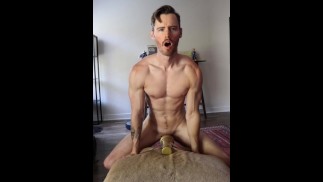 Дэн Бенсон трахает его fleshlight и демонстрирует свои мышцы