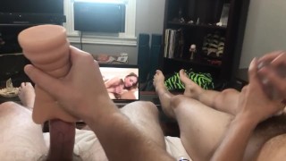 I MIGLIORI AMICI ETEROSESSUALI SBORRANO DURO MENTRE SI MASTURBANO IN NUOVI GIOCATTOLI