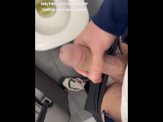 Un Garçon Curieux S’excite à L’aéroport et Se Branle Dans Les Toilettes