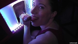 INTERRACIAL GLORYHOLE!! HUBBY NIMMT SEINE FRAU AUF!