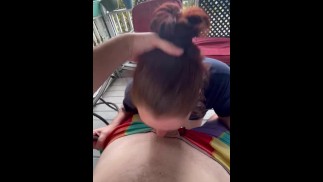 Openbare pijpbeurt op een balkon druk kruispunt. Deepthroat slordige pijpbeurt