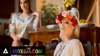 MIXEDX - Perverse Stiefmutter Amirah Adara Benutzt Die Winzige Zazie Skymm Für Ihre Sexuellen Bedürfnisse