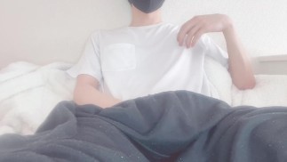 Masturbation frontale en jouant avec les mamelons d’un homme avec une grosse bite