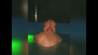 La moglie calda vuole il migliore amico del marito in una vasca idromassaggio quando suo marito è andato a bere. 3:15 secondi ♡