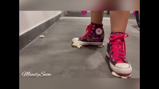 Marshmallows zitten vast onder converse, sexy stampende en verpletterende wig converse - MandySnow Gratis clip