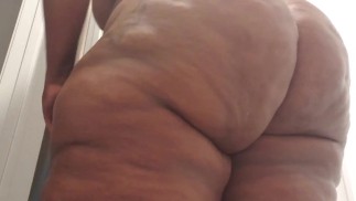 Culo desnudo temblando y aplaudiendo