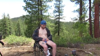 Kerl im Rollstuhl solo campen und geil