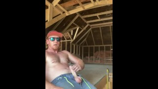 Trabajador huero se hace la paja mientras tú lo ves trabajar su pene