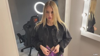 隣人のブロンド巨乳美少女を家に呼んでゴムなしセックス