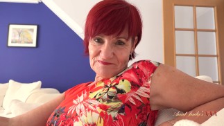 Aunt Judy's XXX - Je 64-jarige stieftante met grote tieten Mrs. Linda betrapt je met een vuil tijdschrift (POV)