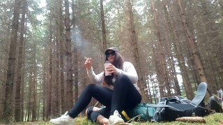 сидит и топчется в лесу на рабе
