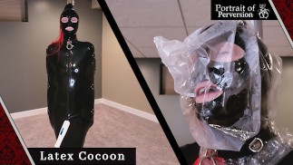 Latex Cocoon - Kleine latex bondage slet is gemaakt om klaar te komen op een toverstaf terwijl ze geniet van wat adembeheersing